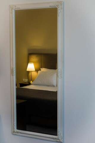 Отель Nest Дробета-Турну- Севери Двухместный номер с 1 кроватью или 2 отдельными кроватями и террасой с видом на парк-1