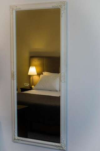 Отель Nest Дробета-Турну- Севери Двухместный номер с 1 кроватью или 2 отдельными кроватями и террасой с видом на парк-11